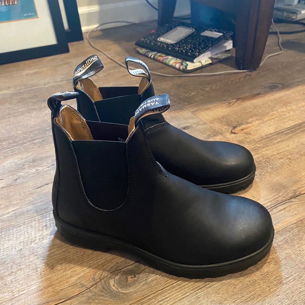 Black 558 Blundstones